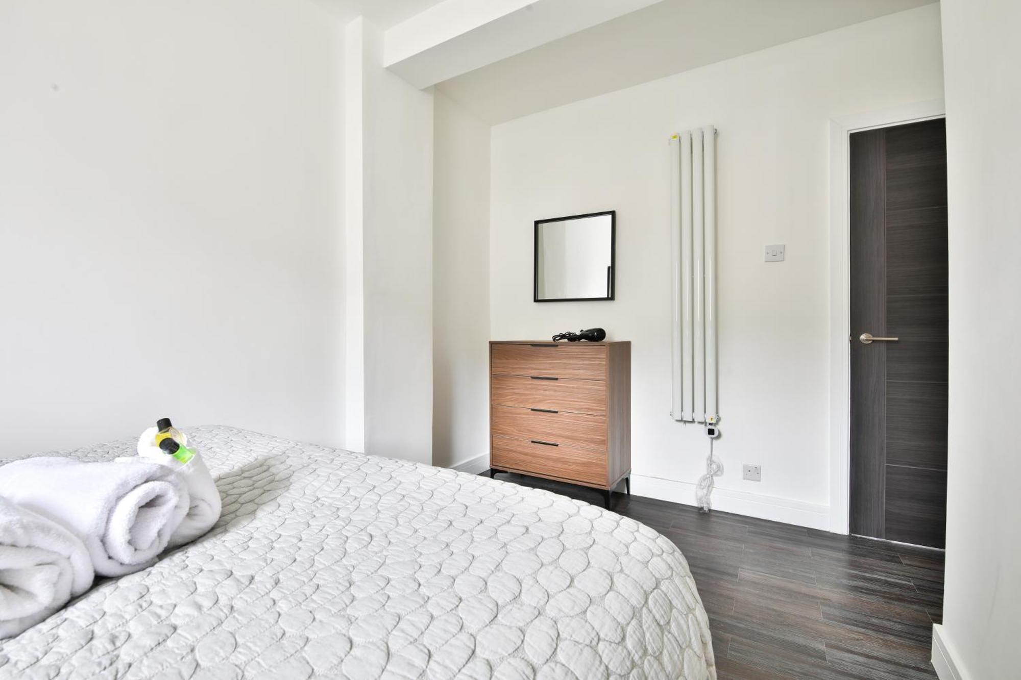 Amber Vista 2 Bedroom Apartments- Supermarket, Coffee Shop, Restaurants & Parking Below Cardiff Exterior photo