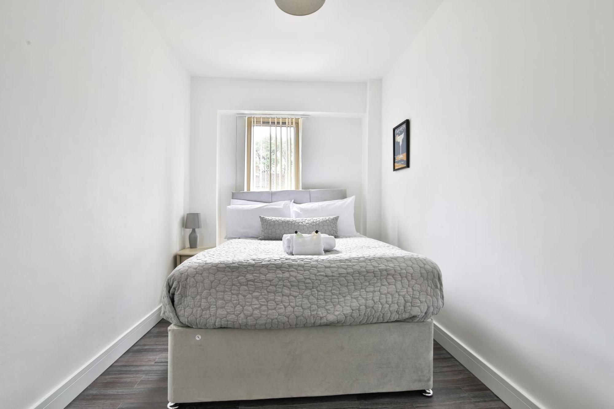 Amber Vista 2 Bedroom Apartments- Supermarket, Coffee Shop, Restaurants & Parking Below Cardiff Exterior photo