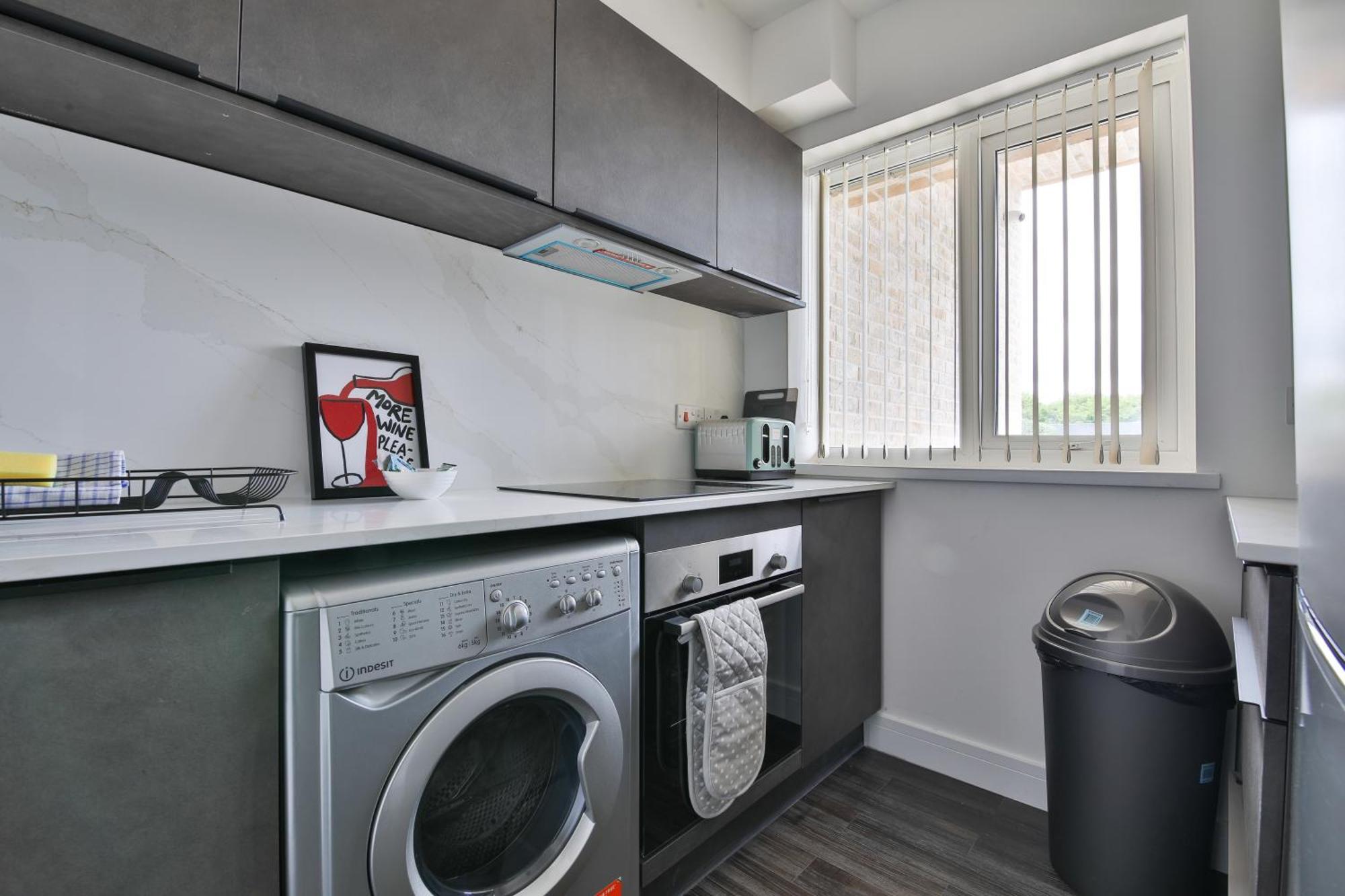 Amber Vista 2 Bedroom Apartments- Supermarket, Coffee Shop, Restaurants & Parking Below Cardiff Exterior photo