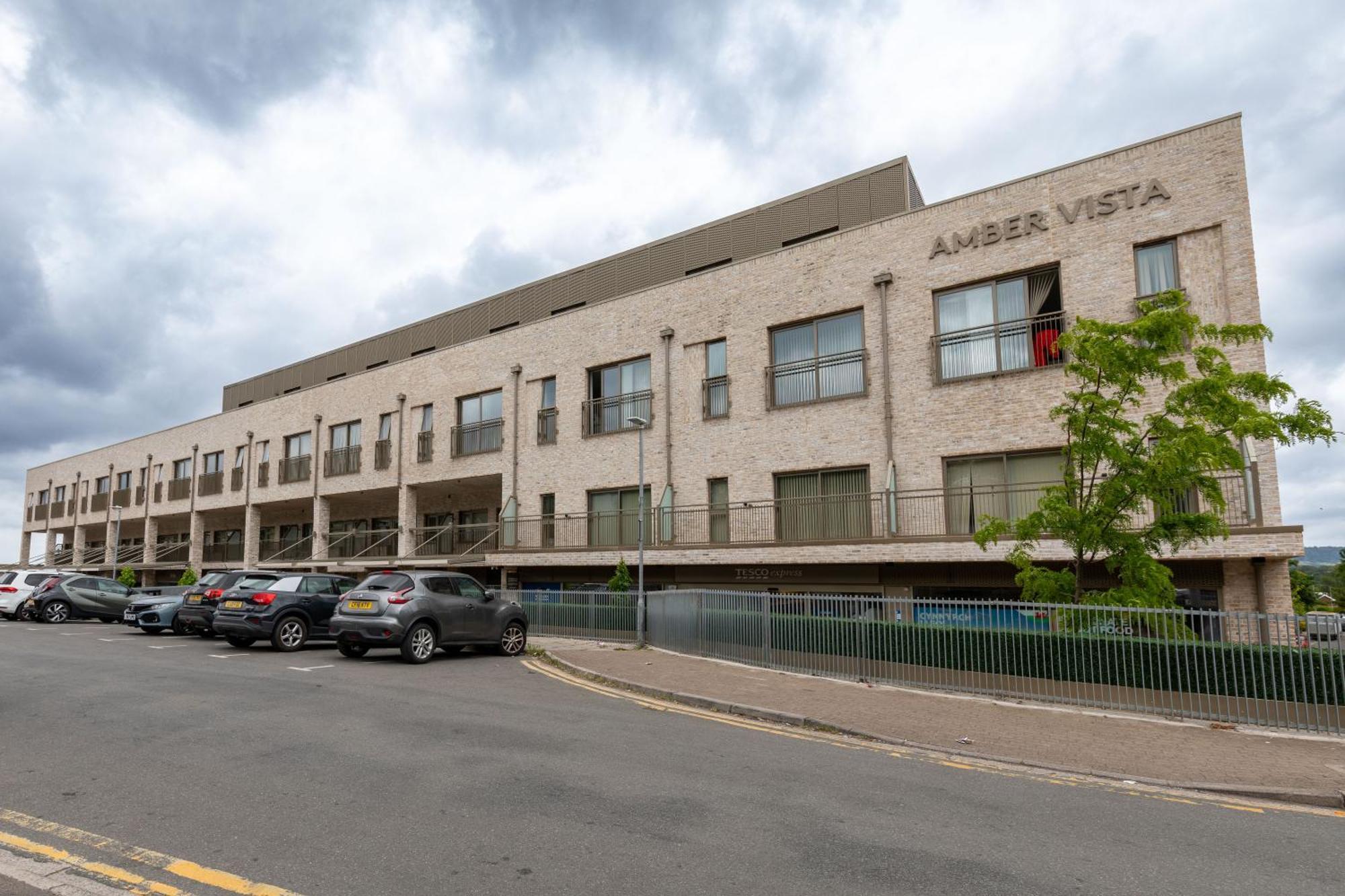 Amber Vista 2 Bedroom Apartments- Supermarket, Coffee Shop, Restaurants & Parking Below Cardiff Exterior photo