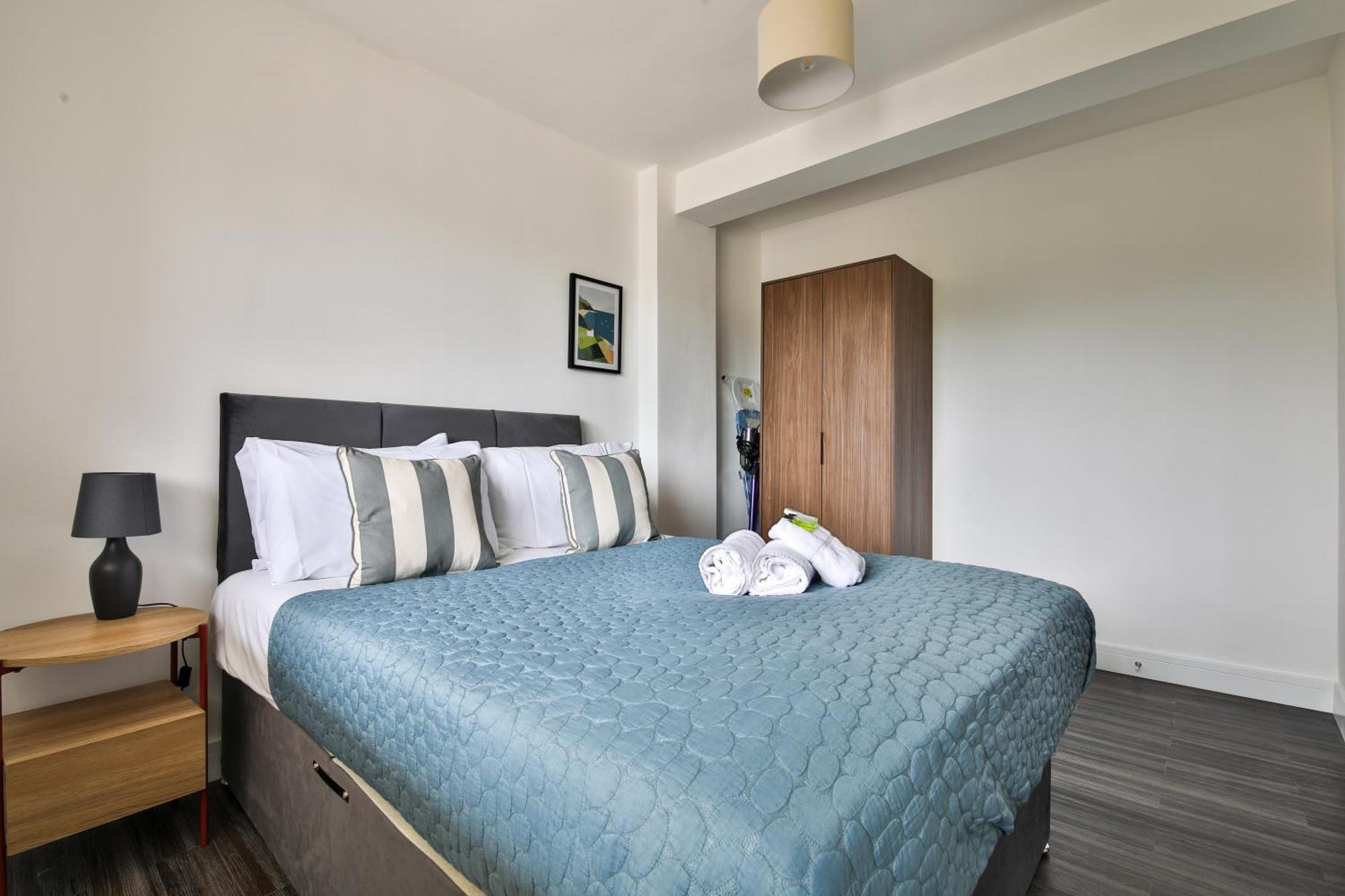 Amber Vista 2 Bedroom Apartments- Supermarket, Coffee Shop, Restaurants & Parking Below Cardiff Exterior photo